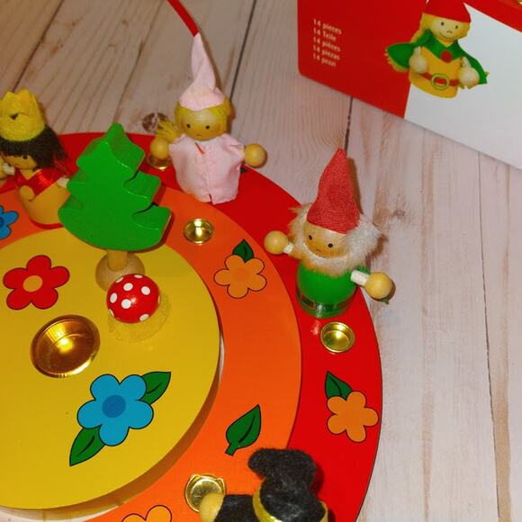 Goki Wooden Wreath Complete in Box w/ 14 figures Montessori - Picture 8 of 9